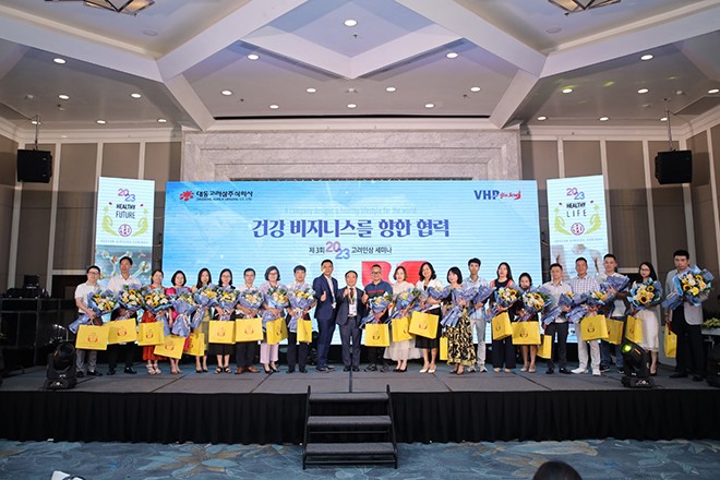 Lãnh đạo các bên cùng các đại lý, nhà phân phối xuất sắc miền Bắc