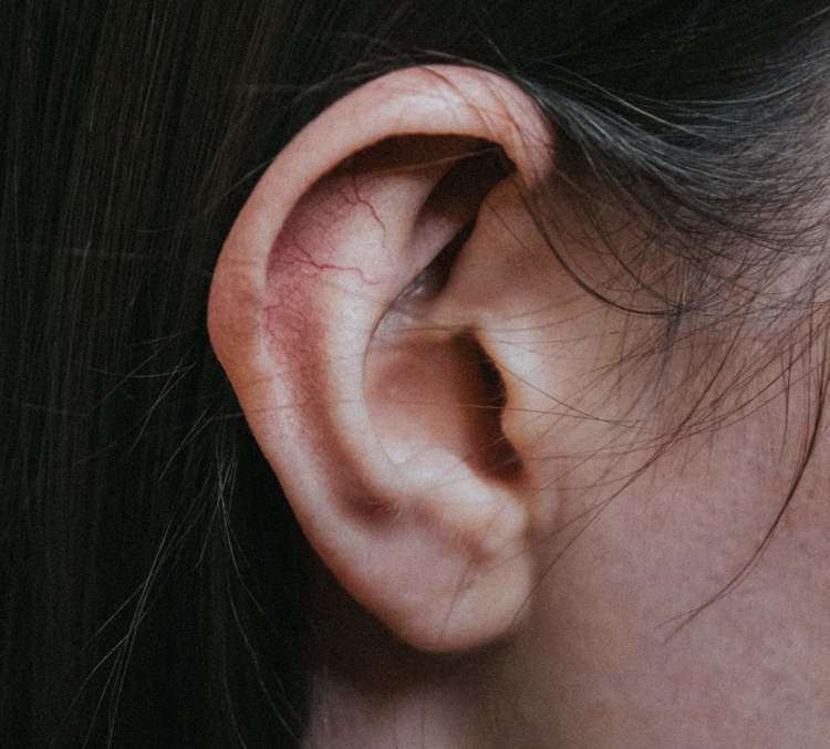 Người phụ nữ bị thủng màng nhỉ sau khi bị bạn trai hôn.