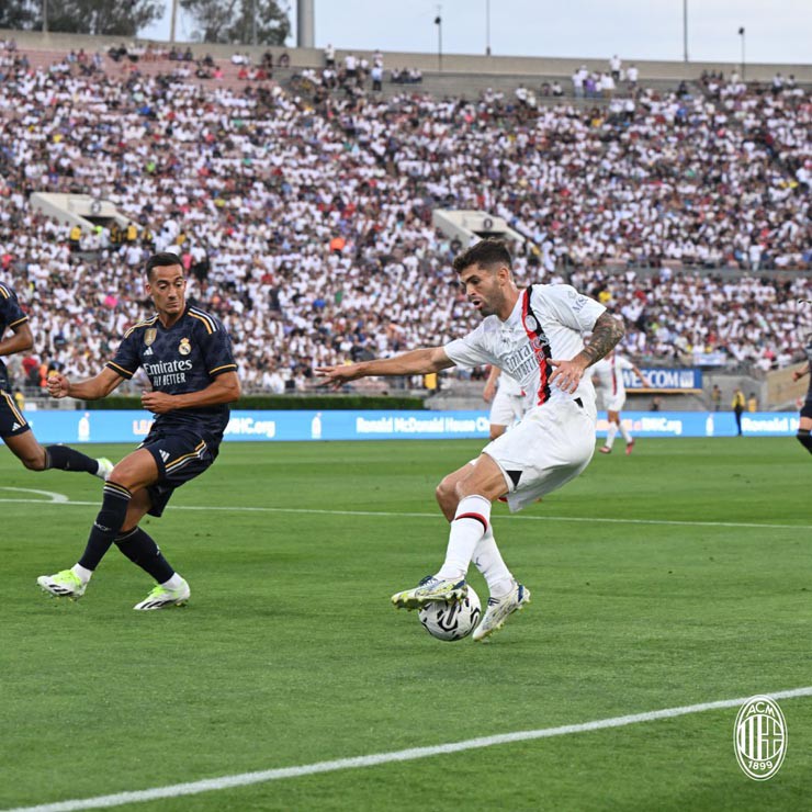 AC Milan (áo trắng) chơi ấn tượng trước Real
