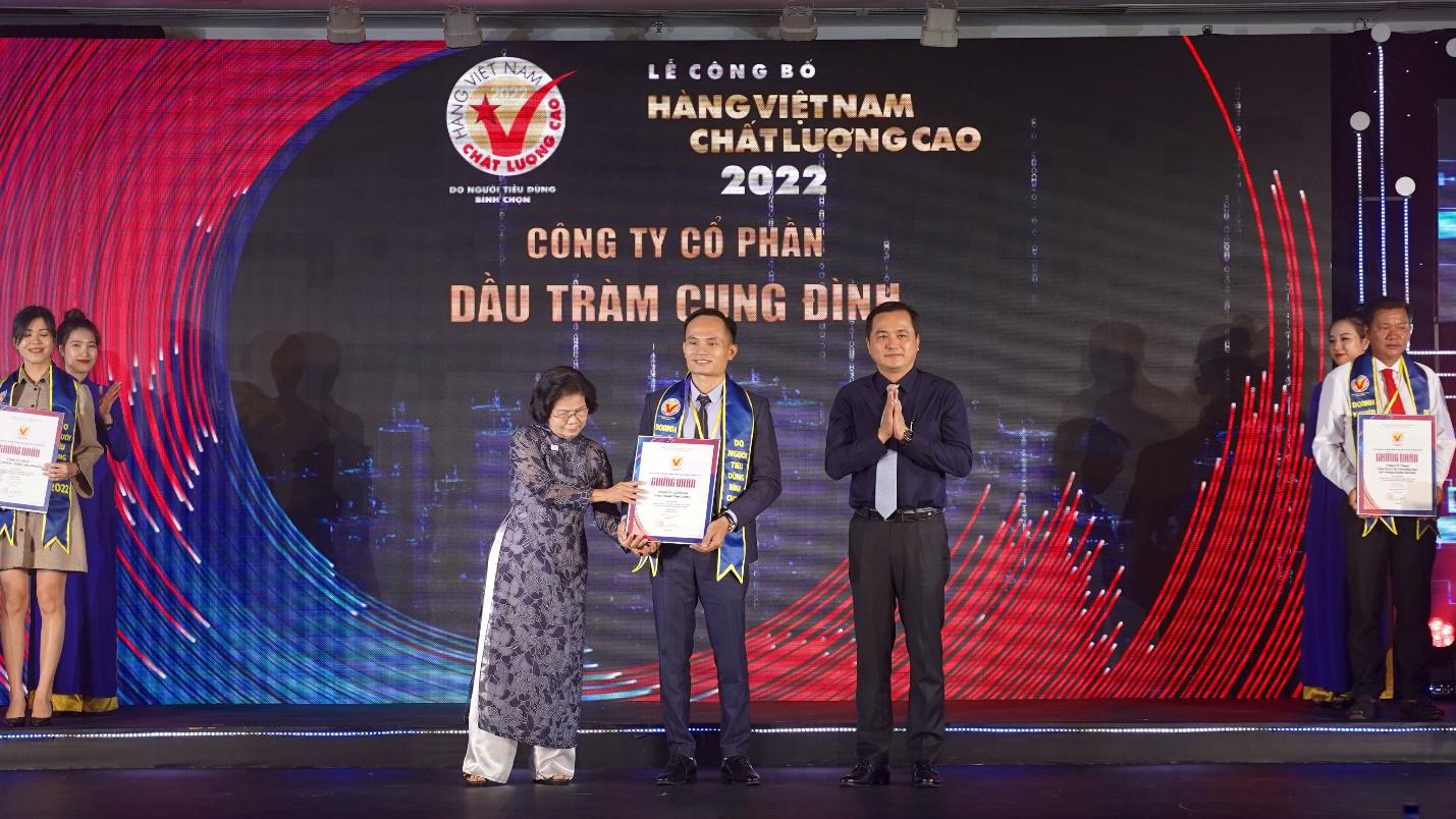(Ông) Ngô Thìn – GĐ Kinh doanh công ty CP Dầu tràm Cung Đình nhận giấy chứng nhận hàng Việt Nam chất lượng cao năm 2022 do NTD bình chọn