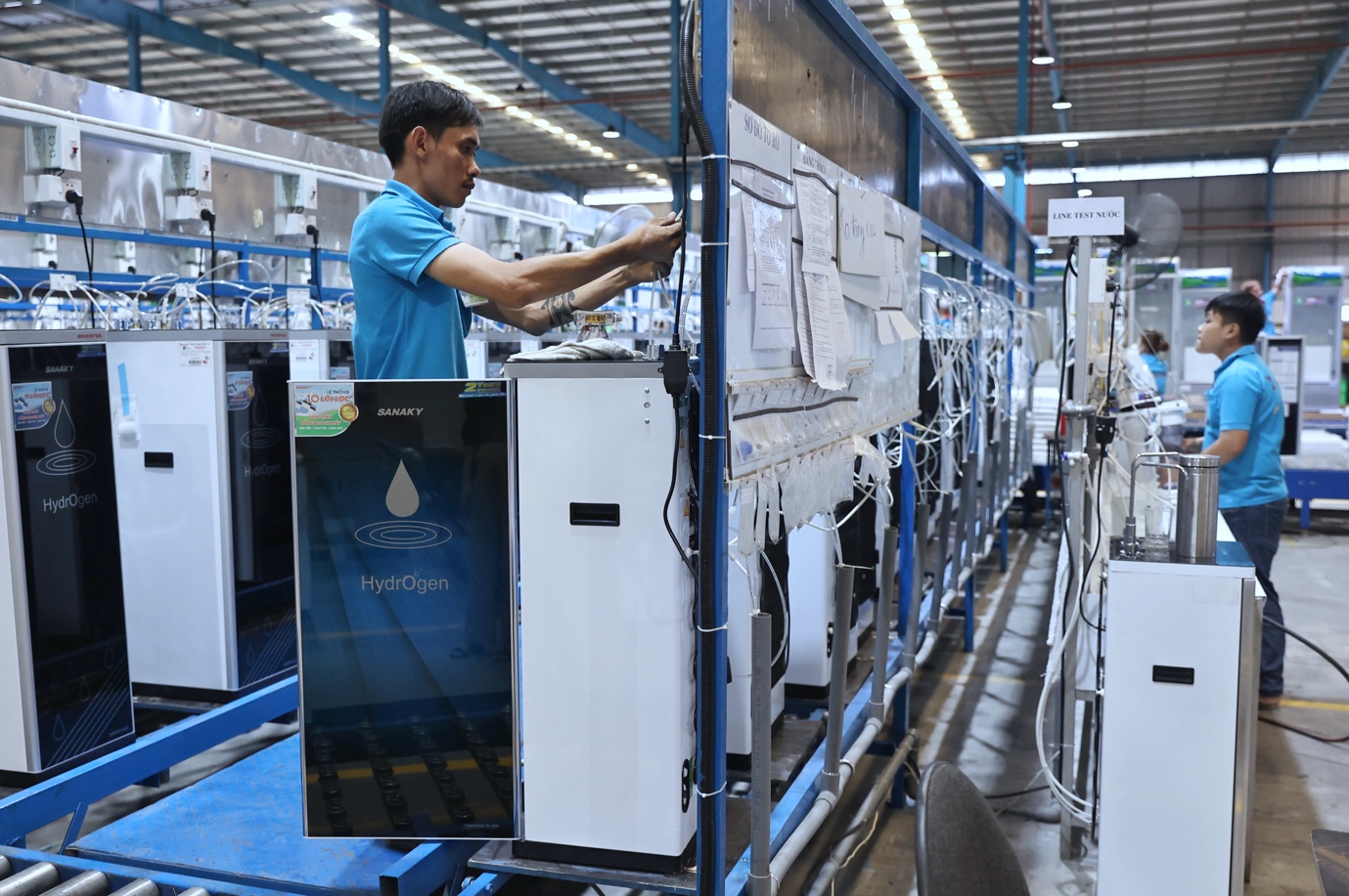 Các dòng máy sản xuất tại Bình Dương. Ảnh: Quỳnh Trần