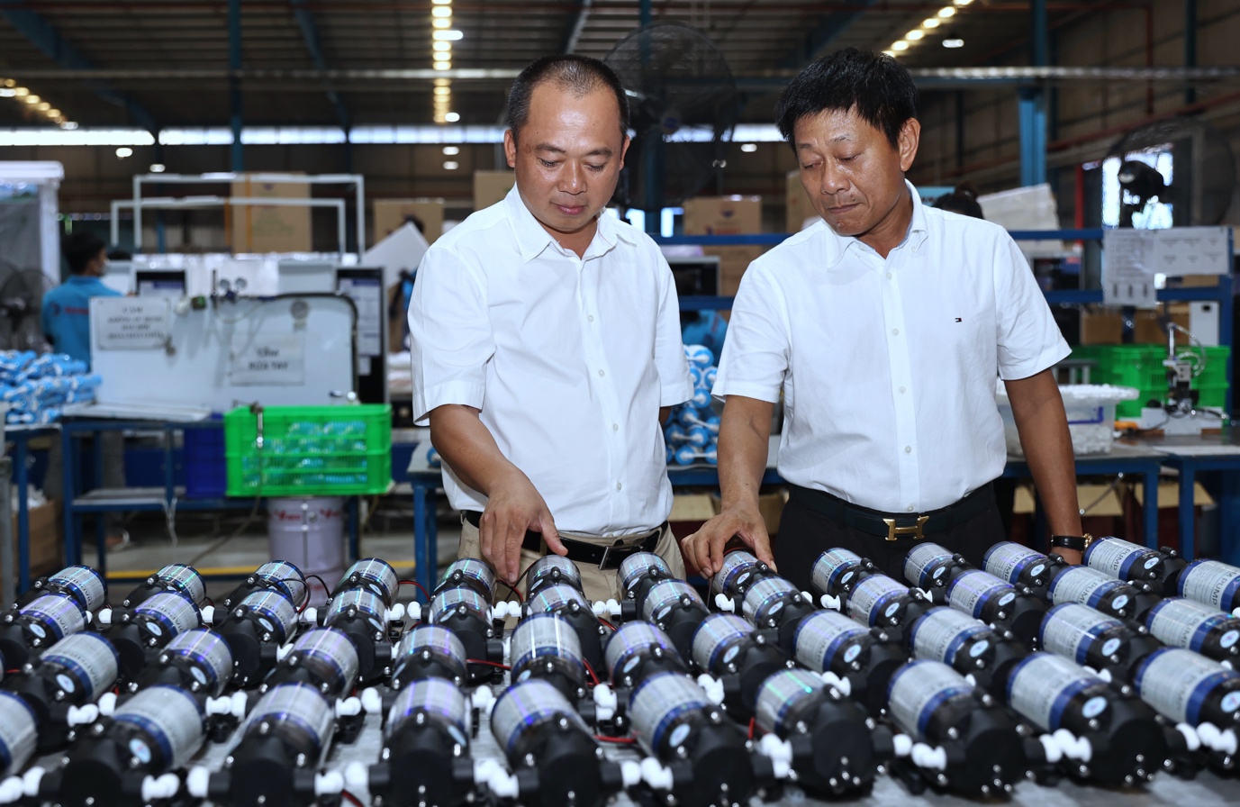 Lãnh đạo hai đơn vị tham quan nhà máy Sanaky tại Bình Dương. Ảnh: Quỳnh Trần
