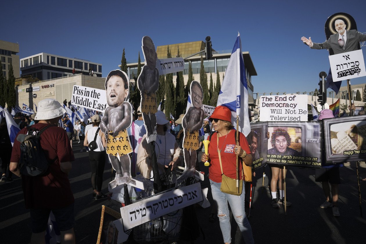 Người dân Israel biểu tình phản đối kế hoạch cải cách tư pháp của Thủ tướng Benjamin Netanyahu hôm 23/7.