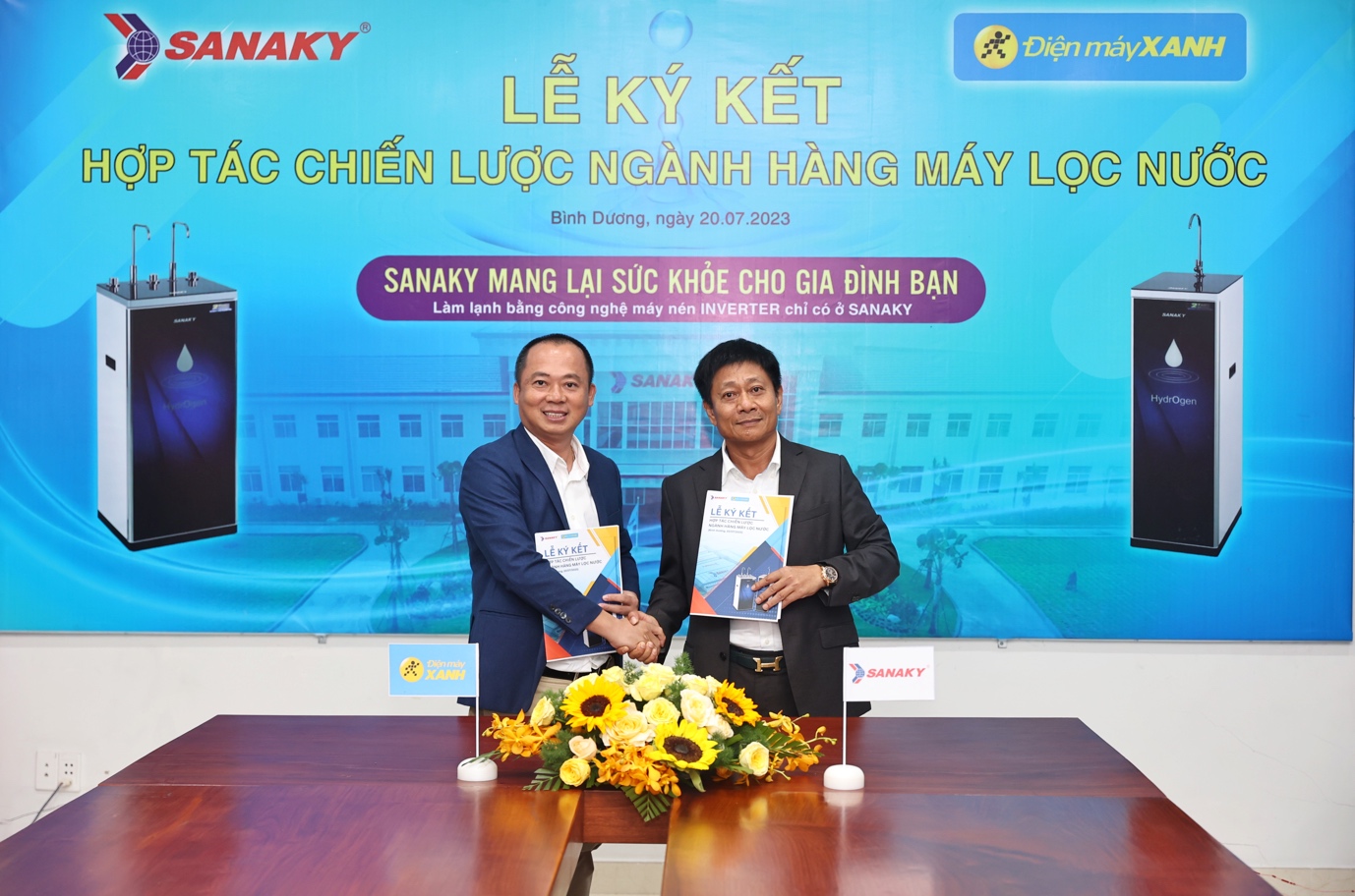 Ông Đặng Quốc Việt (phải) và ông Đoàn Văn Hiểu Em – CEO Điện Máy Xanh trong lễ ký kết. Ảnh: Quỳnh Trần