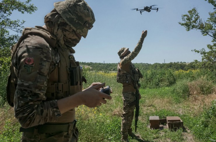 Lính Ukraine dùng UAV nhỏ do Trung Quốc sản xuất để theo dõi chiến trường tại TP Lyman (tỉnh Donetsk). Ảnh: THE NEW YORK TIMES