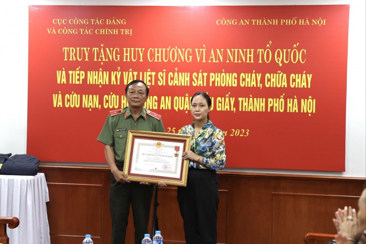  Thừa ủy quyền, Thiếu tướng Đặng Ngọc Bách trao Huy chương Vì an ninh Tổ quốc đến thân nhân, gia đình Liệt sĩ Đặng Anh Quân.  