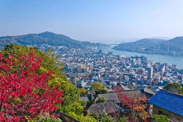 Onomichi, Nhật Bản: Onomichi là một cảng lâu đời với bầu không khí yên bình. Nằm ở phía đông tỉnh Hiroshima, nơi đây nổi bật với những con đường dốc, nhà truyền thống và các di sản. Một tuyến đường đi bộ được gọi là “Temple Walk” sẽ mang đến cho du khách trải nghiệm như xuyên không về quá khứ.
