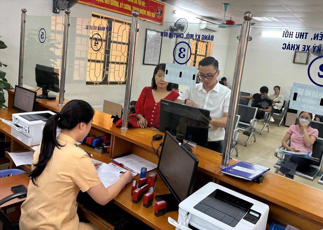Người dân đến làm thủ tục cấp, đổi biển số ô tô tại điểm đăng ký tại Thái Hà, Hà Nội sáng 24/7. Ảnh: Trọng Đảng
