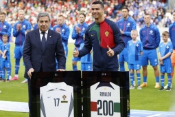 Bóng đá - Ronaldo siêu giàu lại gây sốt: Muốn mua luôn tờ báo chuyên &quot;soi&quot; mình