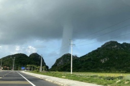 Tin tức trong ngày - Vòi rồng xuất hiện ở đảo Cát Bà