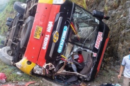 Tin tức trong ngày - Xe khách lật vào vách núi, 1 người mắc kẹt trong xe nghi tử vong