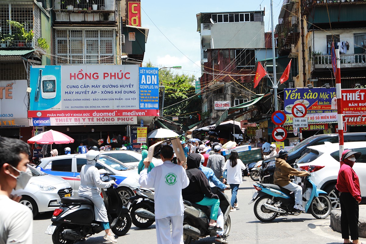 Theo ghi nhận của PV, ngõ 4 Phương Mai (quận Đống Đa, Hà Nội, đối diện cổng sau bệnh viện Bạch Mai - một trong những bệnh viện tuyến trung ương&nbsp;nổi tiếng nhất cả nước) có rất nhiều quán ăn bình dân. Các quán&nbsp;cơm, bún chả và các đồ ăn vặt với giá bình dân nằm san sát nhau.