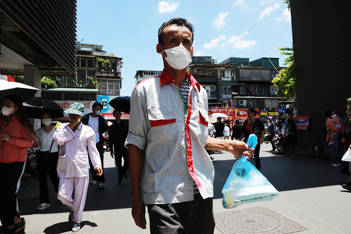 Anh Ngô Văn Vỹ (Lương Tài, Bắc Ninh)&nbsp;cầm trên tay suất cơm mới mua ở ngõ 4 Phương Mai chia sẻ: “Trời nắng nóng, đi bộ từ trong bệnh viện ra mua cơm cũng vất vả, tôi mua cơm cộng với thức ăn&nbsp;có giá 30.000 đồng/suất, nếu mua thêm thức ăn thì chủ quán tính thêm tiền nhưng đa số người nhà bệnh nhân thường mua với giá dưới 40.000 đồng/ suất vì họ còn phải lo nhiều thứ khi lên thành phố chữa bệnh”.