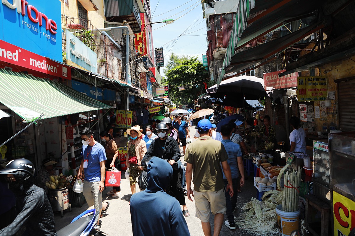 Với vị trí&nbsp;nằm cạnh hàng loạt bệnh viện lớn như bệnh viện Bạch Mai, bệnh viện Da Liễu Trung ương, Bệnh viện Lão Khoa Trung ương, ngõ 4, phố&nbsp;Phương Mai trở thành lý tưởng để buôn bán đồ ăn cho bệnh nhân và người nhà bệnh nhân.