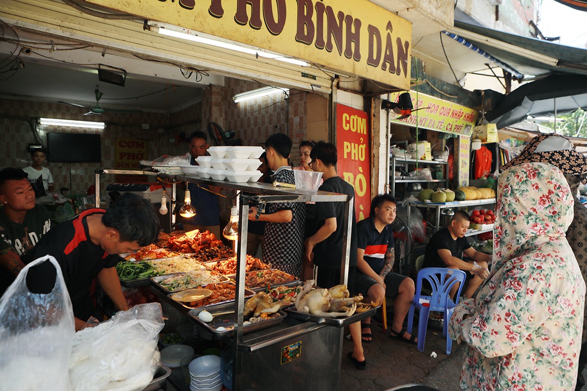 Mới đây, một quán cơm tại ngõ 4 phố Phương Mai đã bị xử phạt vì các vi phạm liên quan tới điều kiện kinh doanh, niêm yết giá hàng hóa, trong khi một quán bán bún bị xử phạt về các hành vi mất an toàn vệ sinh thực phẩm sau clip con chuột “chễm chệ” trên túi bún.