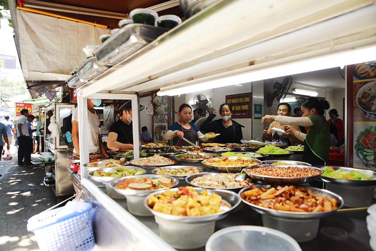 Các quán cơm bình dân tại đây hoạt động hết công suất vào buổi trưa, các món ăn đa dạng. Khách gọi món ăn bao nhiêu tính tiền bấy nhiêu.