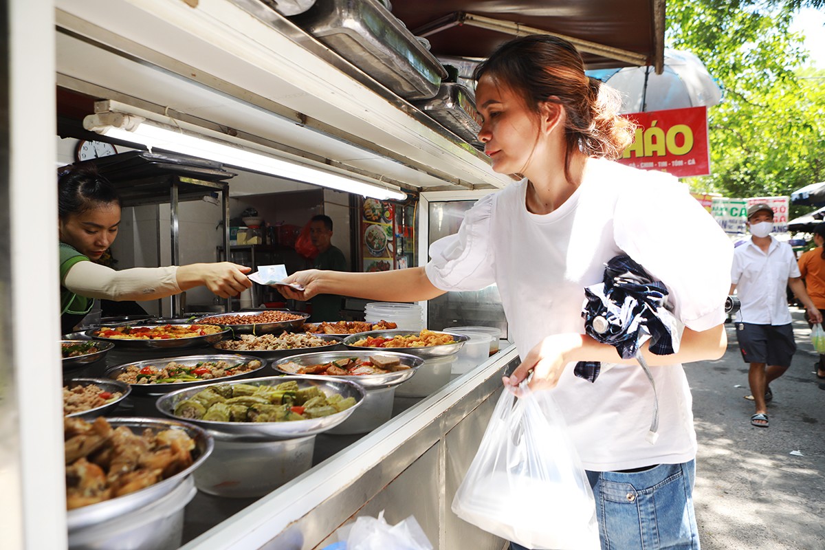 “Tôi mua suất cơm 25.000 đồng gồm các món rau, lạc và trả lá lốt, nếu gọi thêm thịt gà hay tôm thì suất cơm lên đến 40.000 đồng, thậm chí cao hơn. Chủ quán và nhân viên phục vụ cũng rất nhiệt tình”, chị Lê Thị Hoa (Nam Định)&nbsp;mua cơm cho người thân đang&nbsp;điều trị&nbsp;trong bệnh viện Bạch Mai cho biết.