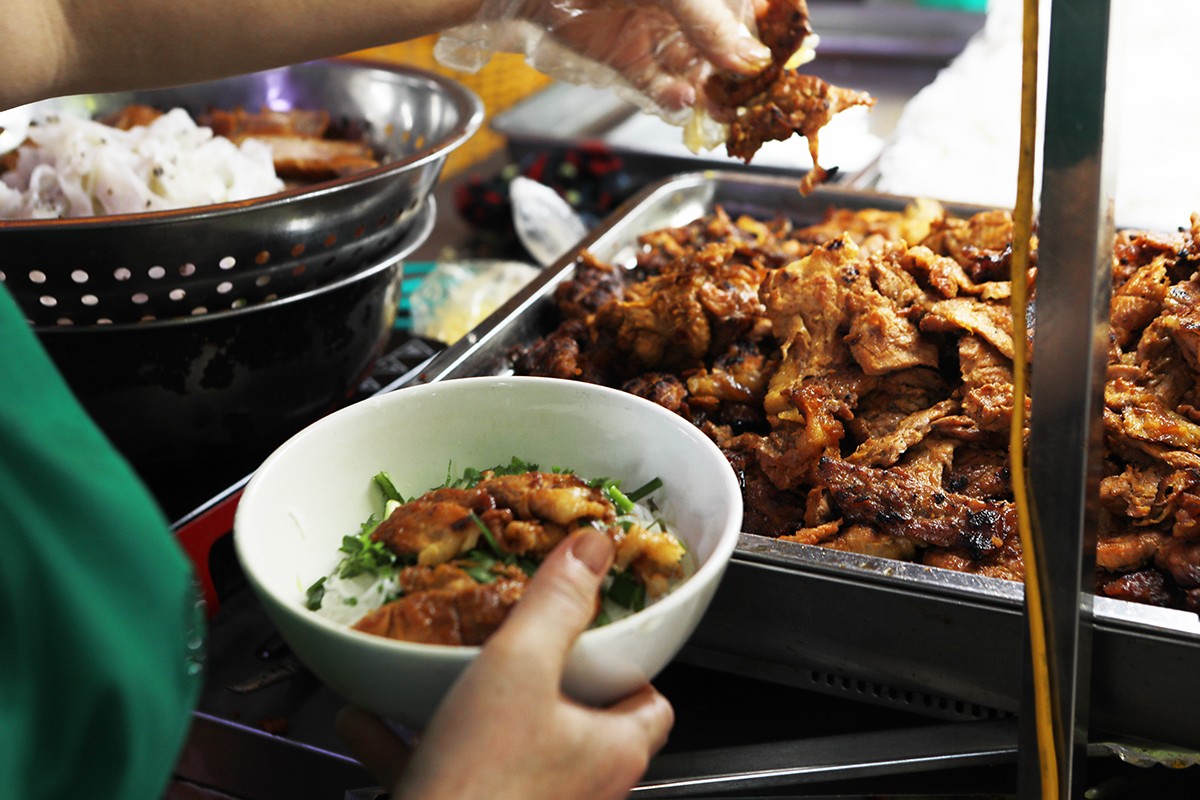 Chủ quán bán bún chả cho biết, quán không niêm yết bảng giả nhưng trung bình mỗi suất 30.000 đồng, khách hàng có nhu cầu ăn hay mua thêm thì tính thêm tiền.