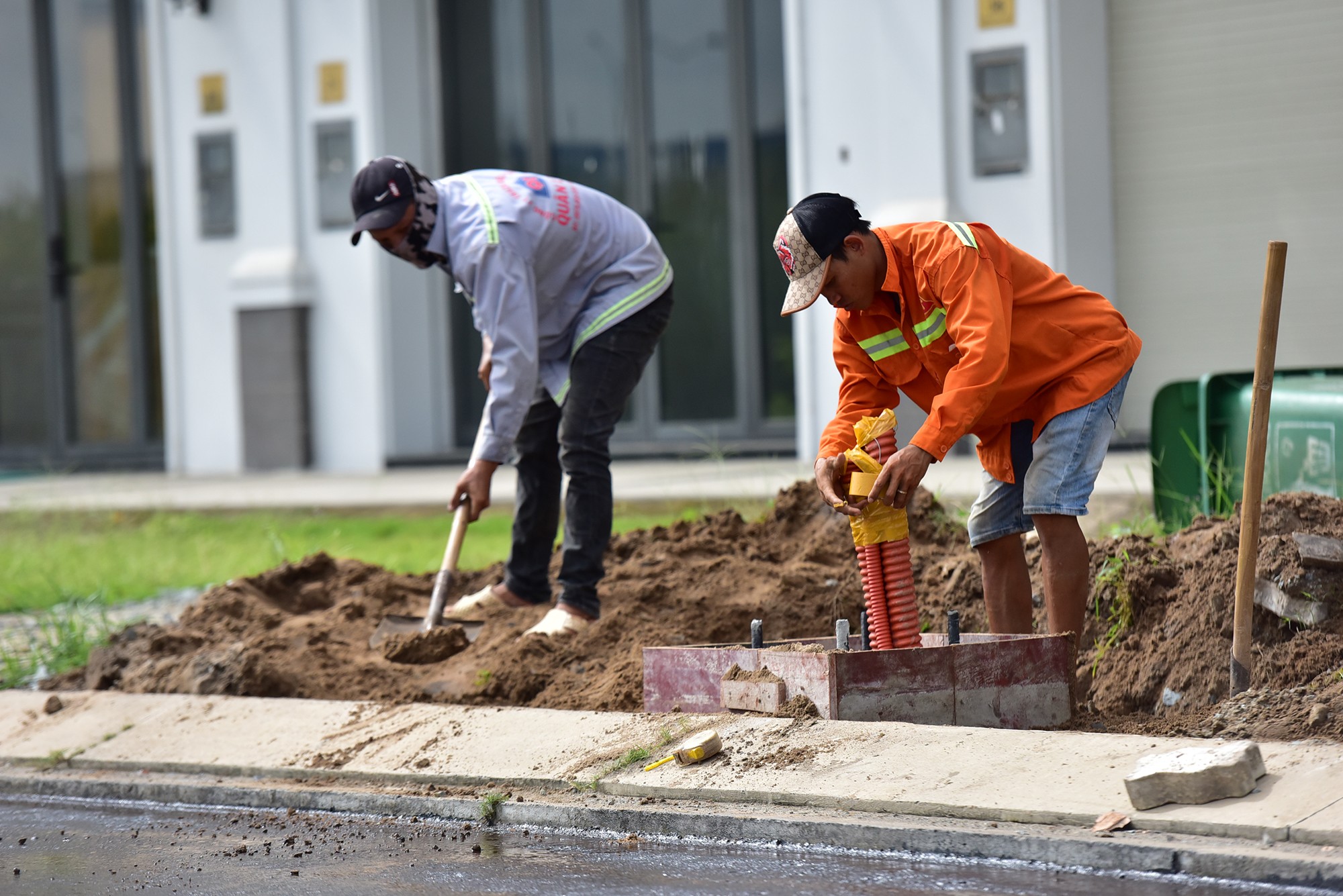 Hệ thống chiếu sáng đang được các nhóm công nhân thi công lắp đặt đồng loạt đèn cao áp, đẩy nhanh tiến độ trước ngày thông xe.