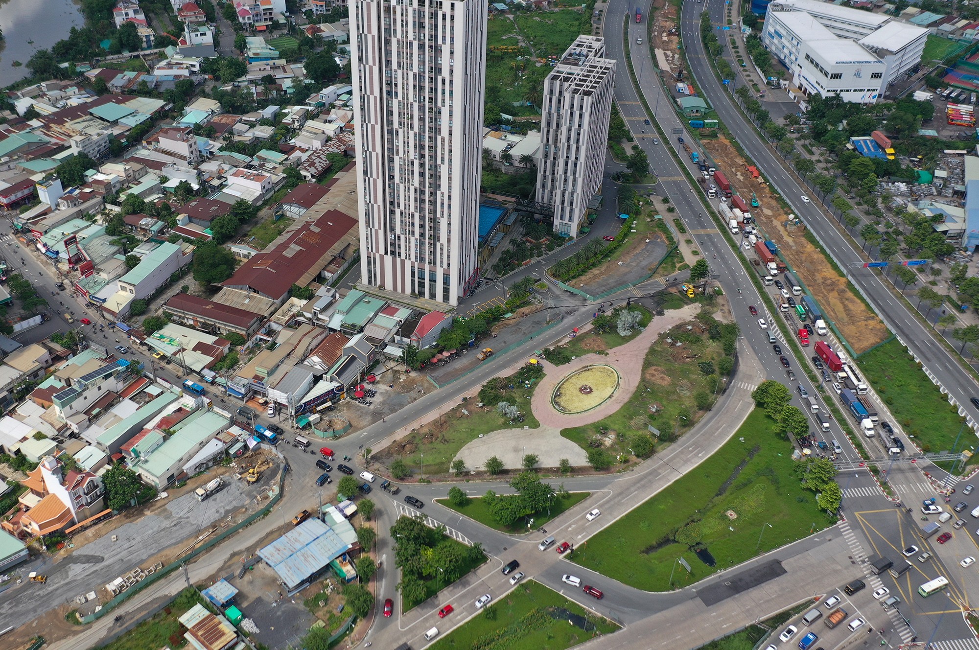 Đường song hành hiện còn khoảng gần 200m đoạn từ đường Nguyễn Thị Định đến Mai Chí Thọ vẫn đang rào chắn, thi công dỡ dang do chưa có mặt bằng sạch để triển khai.