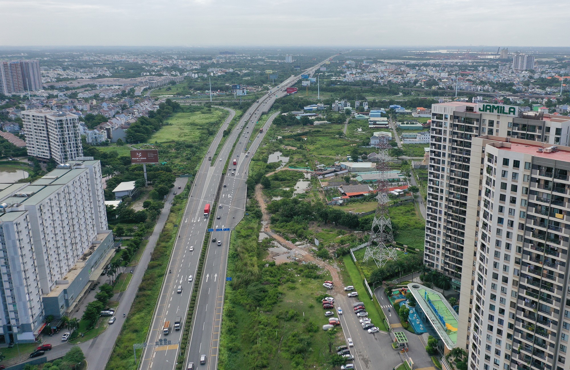 Đoạn 2 của đường song hành dài hơn 600m nối tuyến D11 qua Vành đai 2 (phường Phú Hữu) cũng chưa được hoàn thiện do đang bị vướng mặt bằng.