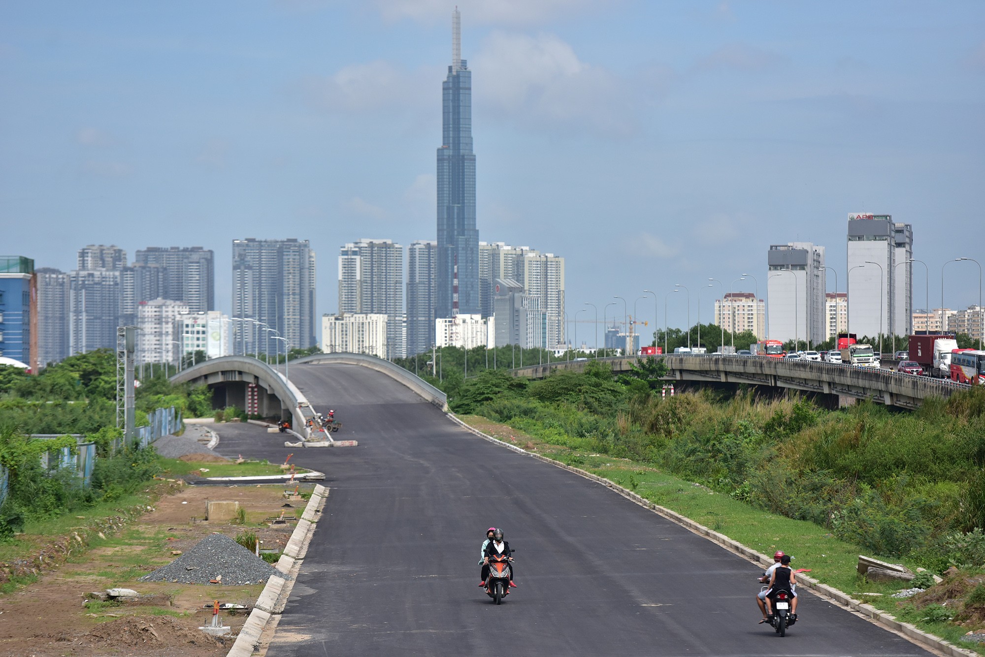 Tuy nhiên, sau 6 năm khởi công, tuyến đường thi công ì ạch, dỡ dang, chưa được thông tuyến do bị vướng mặt bằng, thủ tục thanh toán nên bị chậm tiến độ. Đến hồi tháng 4, sau khi kiểm tra thực tế, lãnh đạo UBND TP.HCM đã giao các đơn vị liên quan phối hợp với chủ đầu tư Công ty TNHH BĐS Nguyên Phương thực hiện điều chỉnh dự án, bàn giao mặt bằng để sớm hoàn thành công trình.