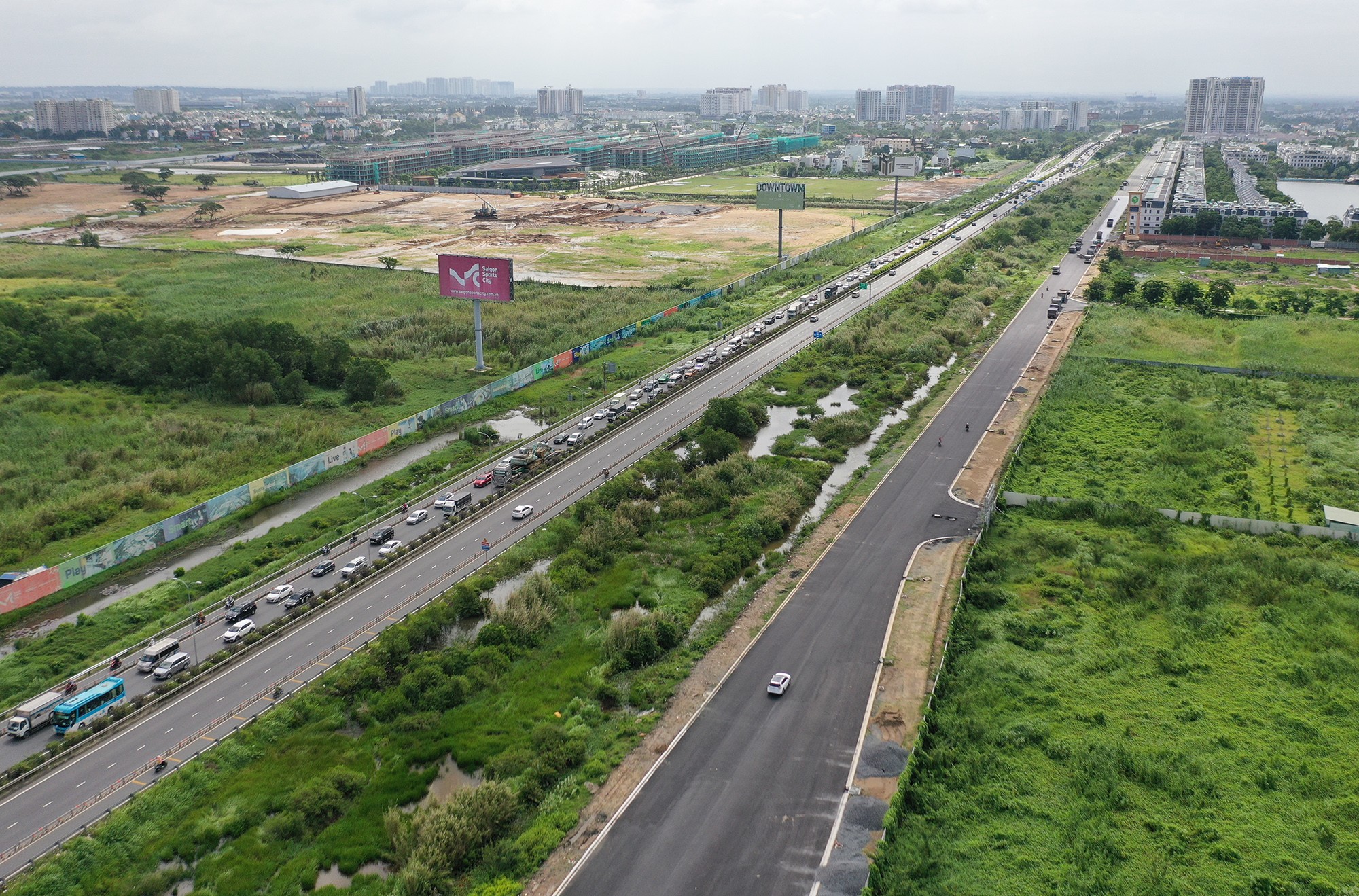 Sau khi tiếp tục thi công, đoạn đường song hành dài 2,7km đoạn giao từ Nguyễn Thị Định đến Đỗ Xuân Hợp dự kiến sẽ được thông xe vào cuối tháng 7. Đường song hành xây bên phải tuyến cao tốc hướng đi Đồng Nai, rộng 20m, có 4 làn xe đã cơ bản hoàn tất thảm nhựa.