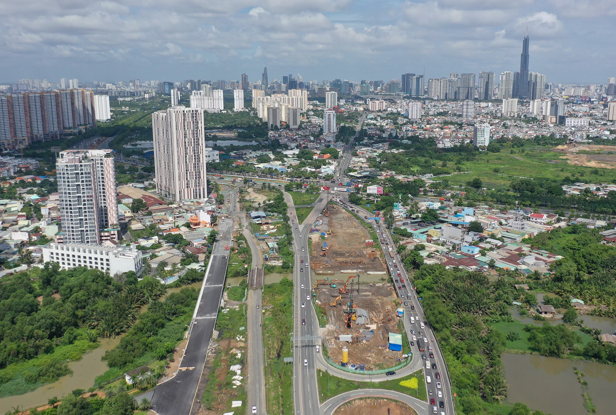 Phần đường thông xe giúp giảm ùn tắc, "chia lửa" kẹt xe trong quá trình thi công nút giao An Phú khi chuẩn bị thi công đồng loạt, nơi có lưu lượng phương tiện rất lớn di chuyển qua đây. Nhiều năm qua, xe từ trung tâm thành phố, các khu vực khác vẫn phải tập trung đến nút giao An Phú, theo đường dẫn cao tốc vào khu tái định cư Nam Rạch Chiếc khiến khu vực này thường xuyên ùn tắc.
