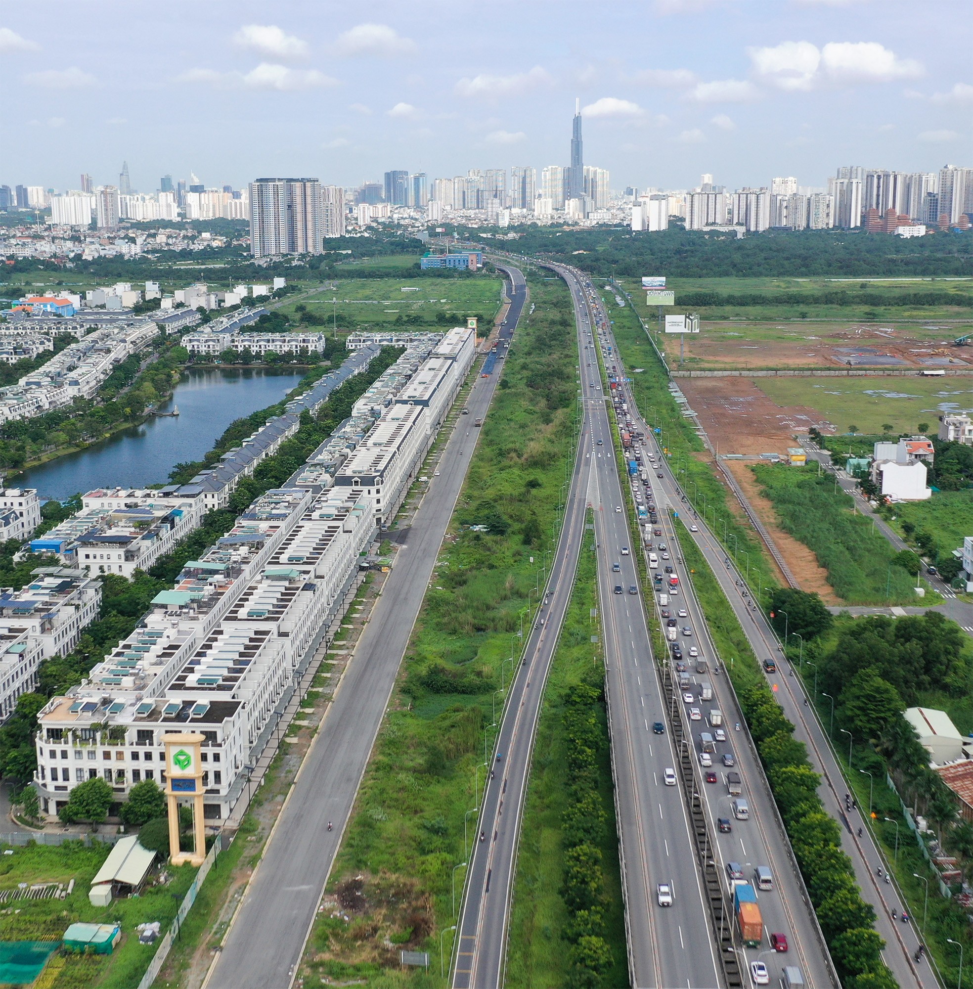 Đường song hành đồng thời giảm tải cho đoạn cửa ngõ cao tốc TP.HCM – Long Thành – Dầu Giây kết nối với nút giao An Phú luôn xảy ra kẹt xe kéo dài, cùng các tuyến đường xung quanh