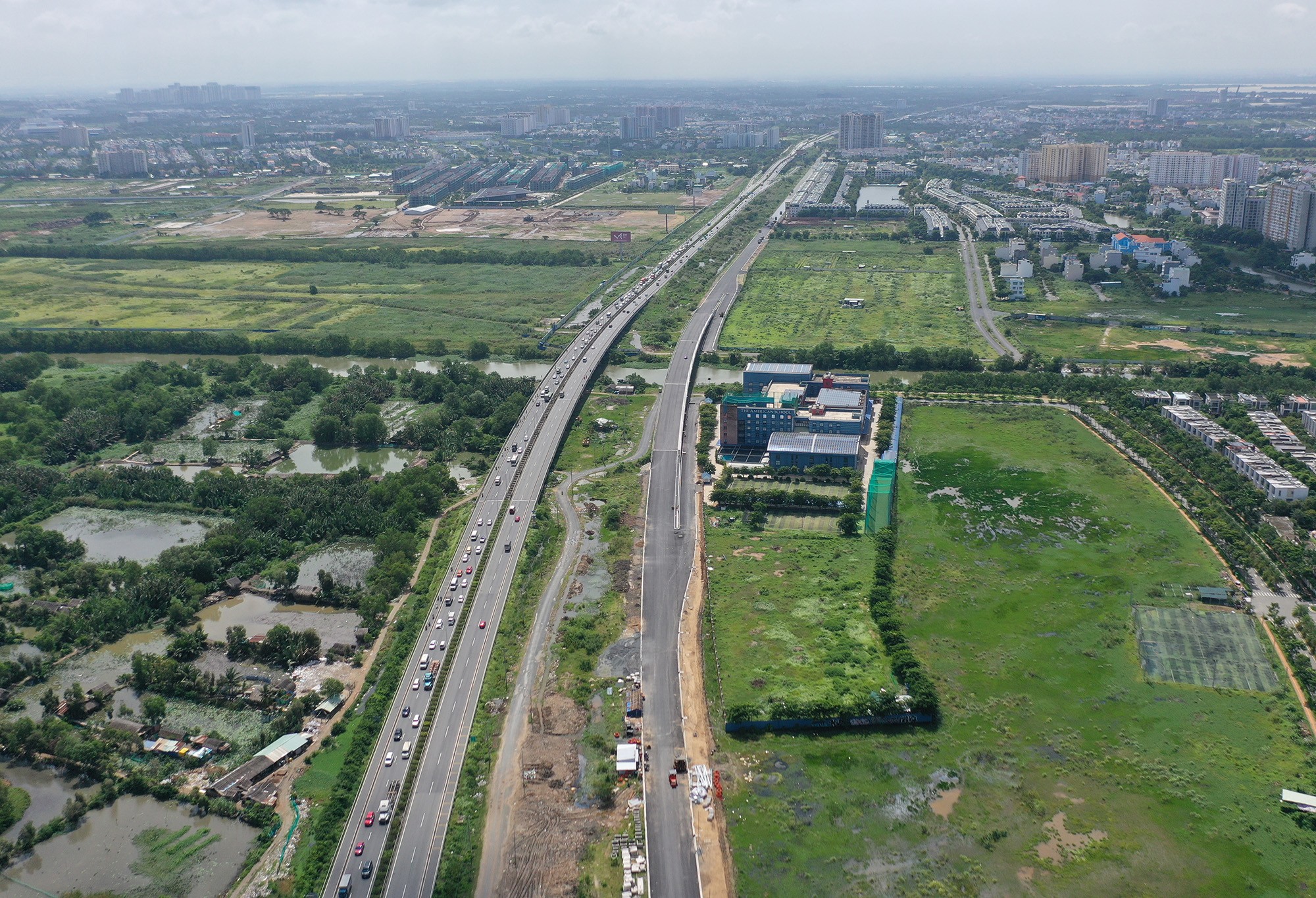 Thời gian qua, người điều khiển xe máy phải lưu thông trên 2 làn hai bên của đường cao tốc với lối đi chỉ hơn 1m để ra vào các khu dân cư ở phía đông thành phố. Khi đưa vào sử dụng, tuyến đường giúp đẩy nhanh các dự án phục vụ tái định cư, tạo điều kiện cho người dân khu vực bên tuyến đường di chuyển được nhanh chóng, thuận lợi hơn.