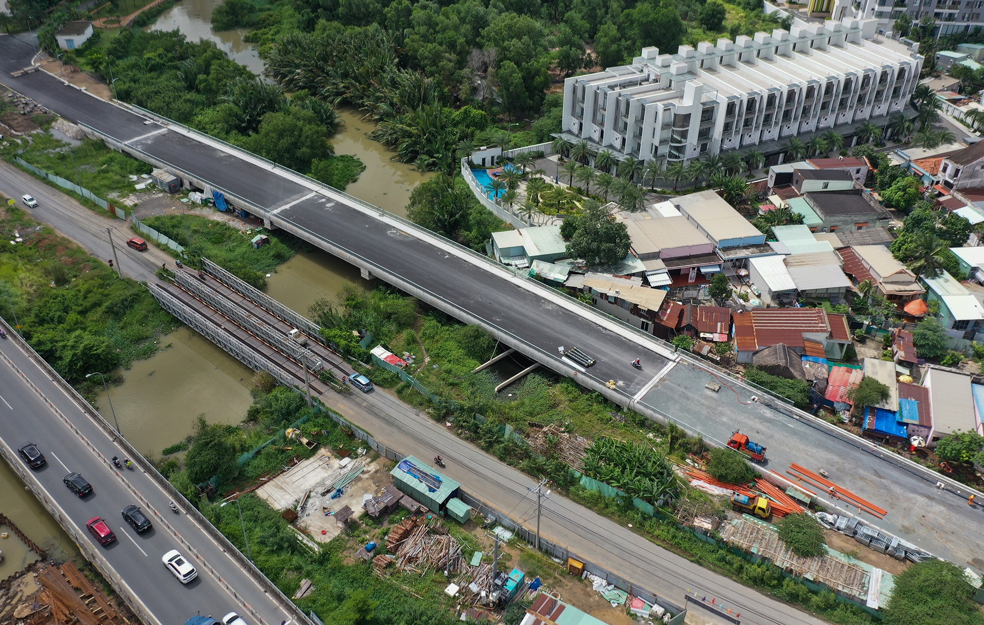 Dự án cũng xây dựng mới 3 cầu gồm cầu Bà Dạt, cầu Mương Kênh và cầu Bà Hiện có tổng chiều dài khoảng 567m, xây dựng, cải tạo các nút giao trên tuyến. Trong đó cầu Bà Dạt dài gần 130m hiện cơ bản đã hoàn thành. Trước đó cầu bị “đóng băng” khi đang thi công kết cấu trụ, dầm và một phần mặt sàn.