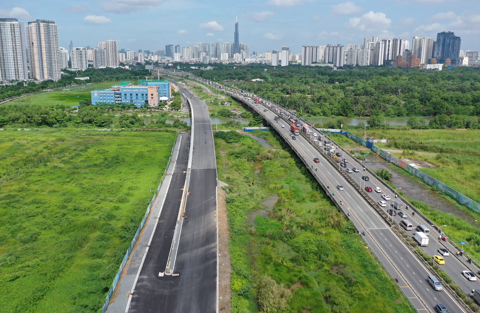 Diện mạo đường song hành cao tốc sắp thông xe ở TP.HCM - 8
