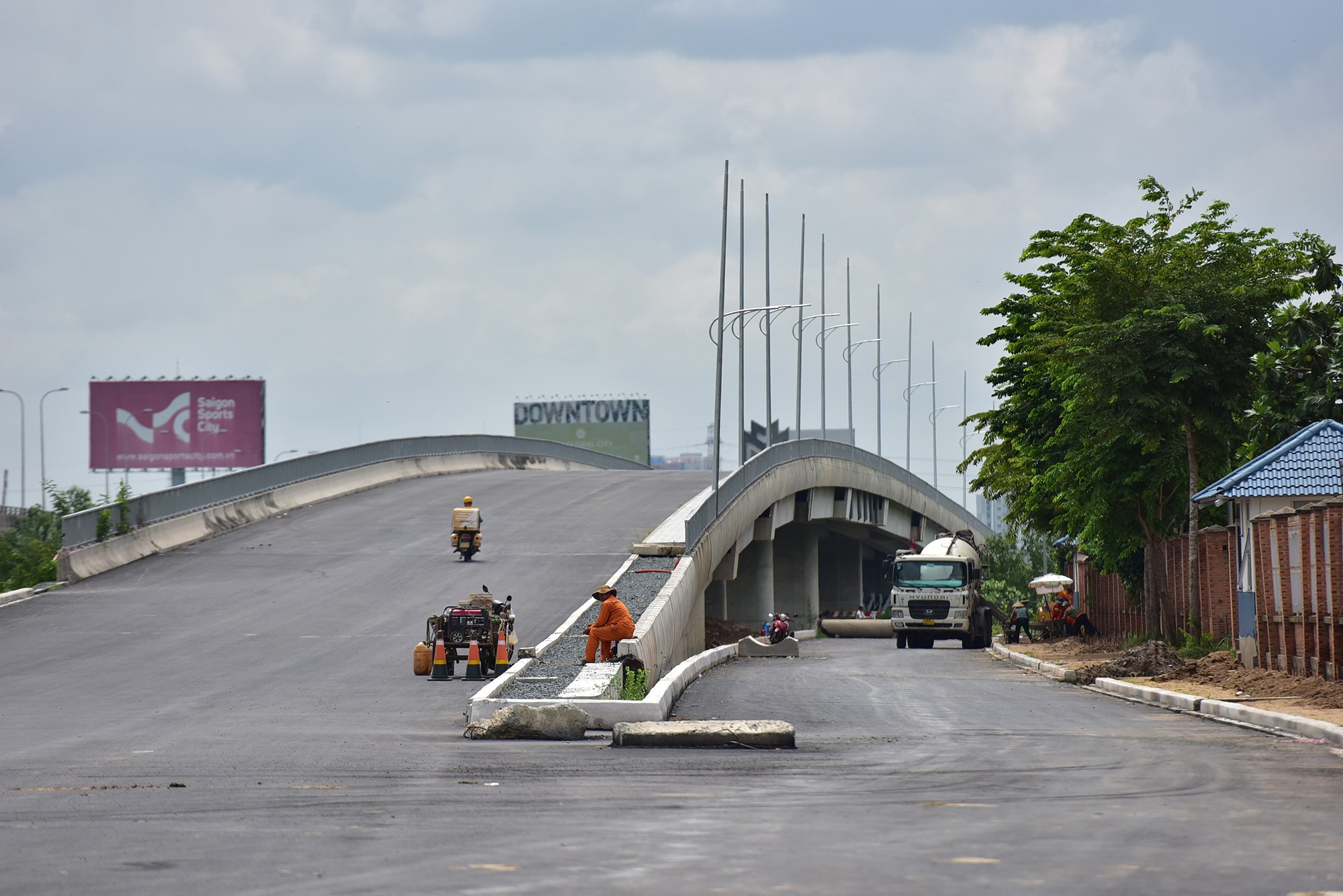 Tương tự, cầu Mương Kênh dài gần 360m thuộc dự án cơ bản cũng đã xây dựng xong phần lớn các hạng mục. Đơn vị thi công đang thi công lắp hệ thống chiếu sáng, đường song hành bên dạ cầu...