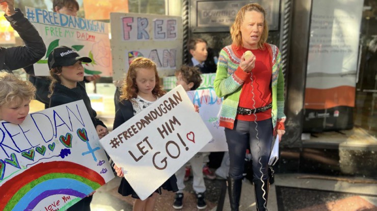 Saffrine Duggan và các con cầm biểu ngữ bên ngoài tòa án Úc ngày 25/7.