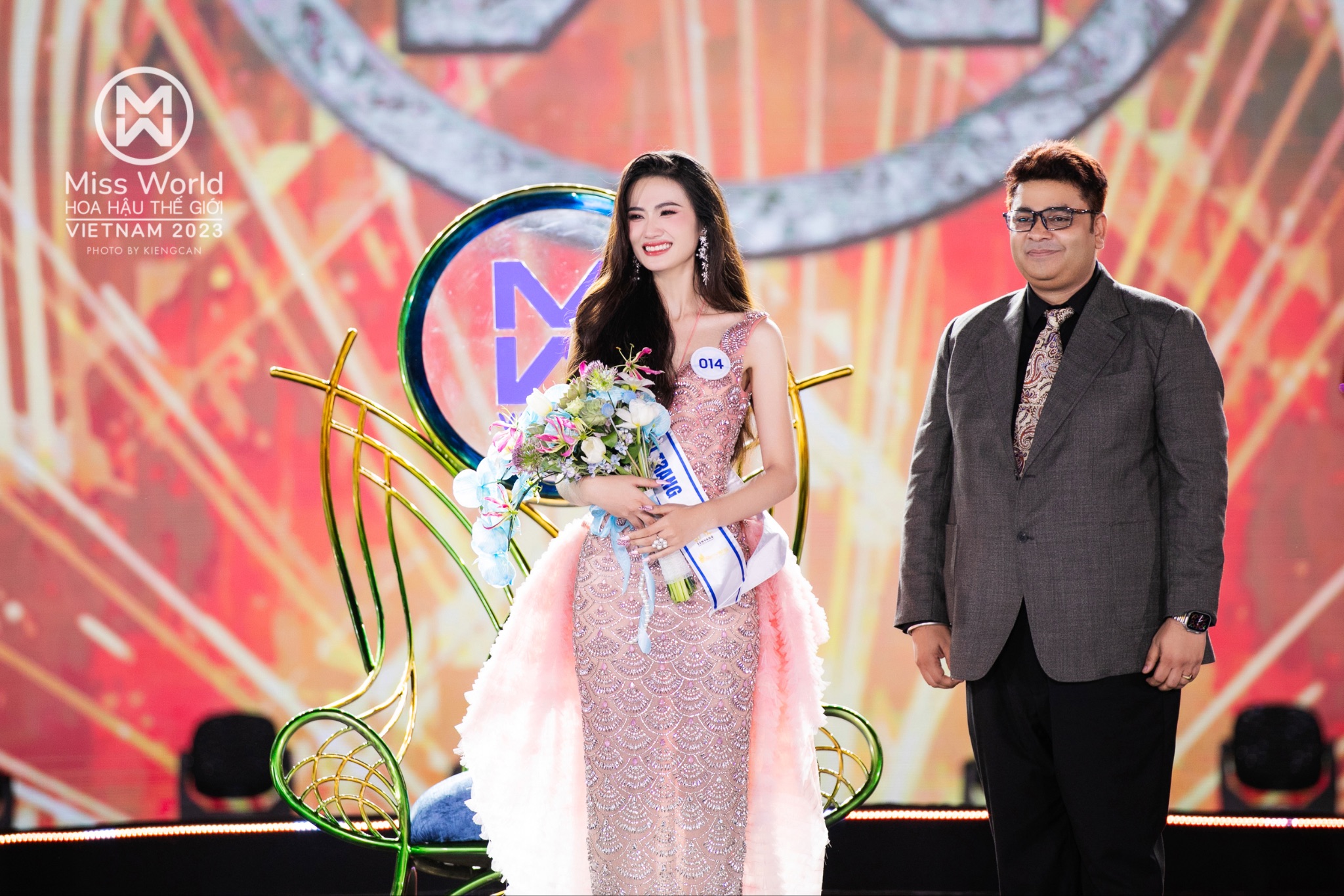 Khoảnh khắc Đại diện RV-OPV trao hoa đăng quang cho Tân Hoa hậu. Ảnh Miss World Vietnam