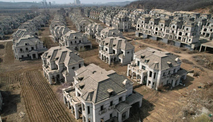 Một khu đô thị với những tòa nhà biệt thự đẹp mắt đang bị rơi vào quên lãng, dãi nắng dầm mưa nhiều năm qua.&nbsp;
