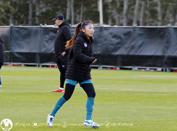 Huỳnh Như tập luyện trước trận gặp Bồ Đào Nha.