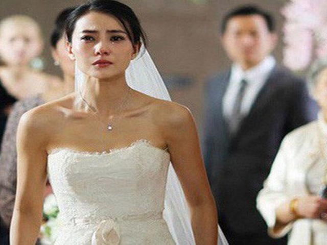 Bạn trẻ - Cuộc sống - Cô dâu say khướt ngã vào lòng tình cũ trong đám cưới, hành động của chú rể mới "thật bất ngờ"