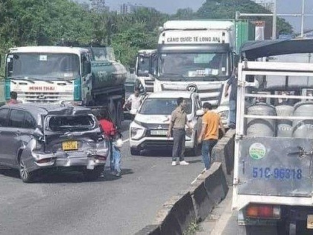 Tin tức trong ngày - TP HCM: 4 ôtô bị xe bồn tông liên hoàn trên cầu Phú Mỹ