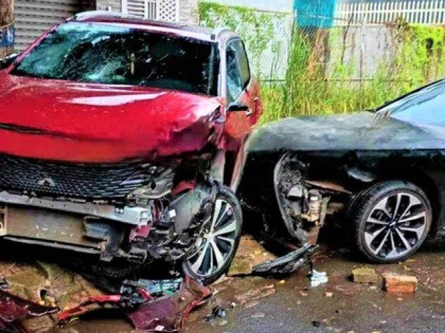 Tin tức trong ngày - Danh tính người đàn ông lái ô tô liên tục húc xe con đậu trên đường