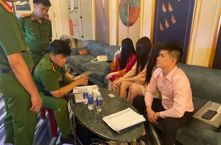 Cơ quan chức năng hiện đang lập hồ sơ, xử lý các vi phạm tại các cơ sở kinh doanh nói trên. Ảnh: CA