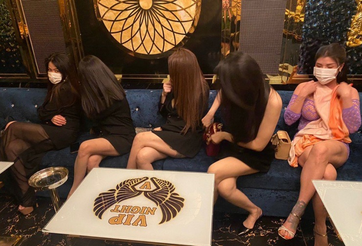 Cơ quan chức năng phát hiện nhiều vi phạm tại các cơ sở kinh doanh có điều kiện trên địa bàn quận 1. Ảnh: CA