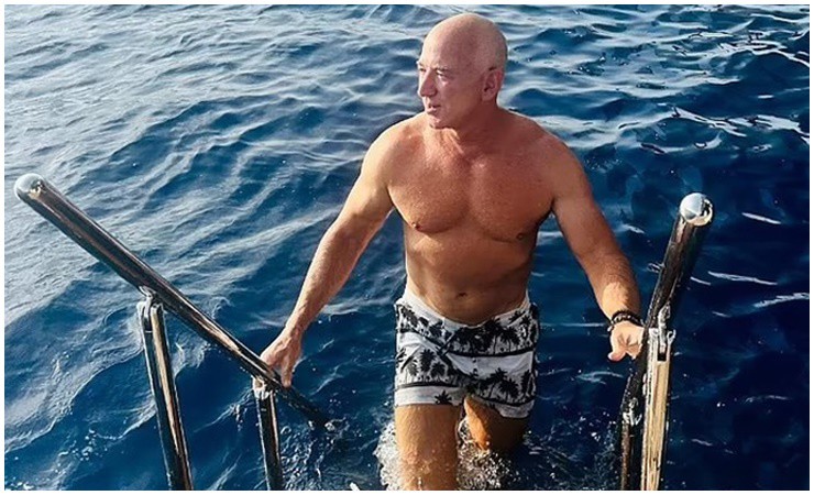 Mới đây, tỷ phú Jeff Bezos (59 tuổi) gây sốt MXH khi khoe cơ bắp săn chắc trong kỳ nghỉ hè trên biển. 
