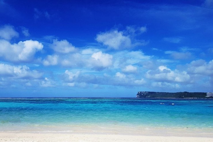 Bãi biển Ypao, Tumon, Guam: Đảo Guam, lãnh thổ hải ngoại của Mỹ có rất nhiều khu rừng, ngọn núi ngoạn mục và cả những bãi biển tuyệt đẹp, trong đó bãi biển Ypao dễ tiếp cận nhất vì rất gần với thành phố Tumon. Bãi biển này rất hấp dẫn du khách vì là nơi ẩn náu hoàn hảo tránh khỏi sự hối hả và nhộn nhịp của thành phố lớn.
