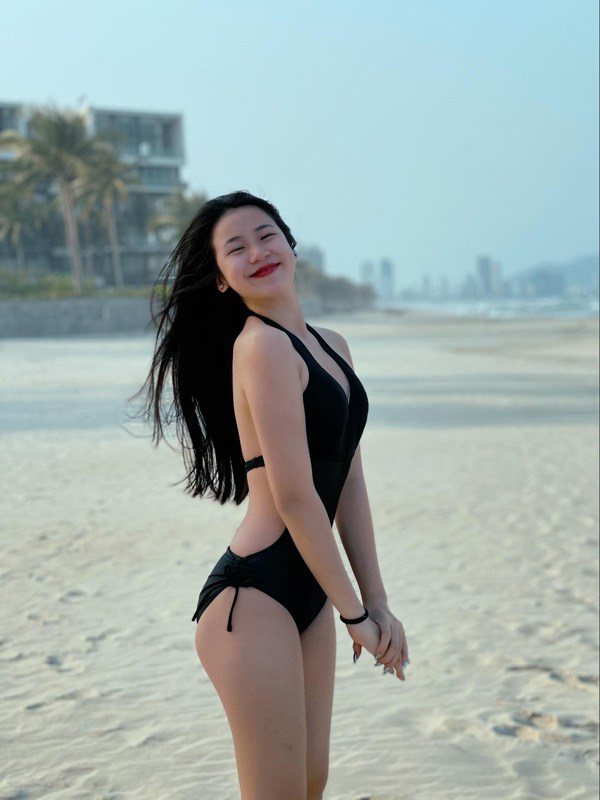 Với thời trang đi biển, con gái Lưu Thiên Hương thoải mái khoe dáng trong bộ monokini cut-out ở eo.