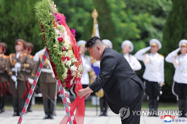 Chủ tịch Triều Tiên Kim Jong-un viếng thăm nghĩa trang quân tình nguyện Trung Quốc. Ảnh: Yonhap