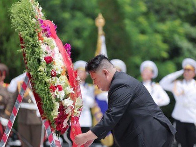 Chủ tịch Triều Tiên Kim Jong-un viếng nghĩa trang quân tình nguyện Trung Quốc