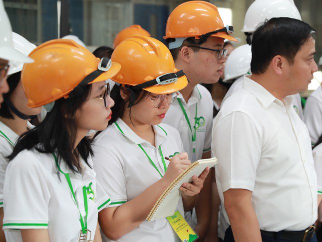 Nhật Trân khi tham quan nhà máy – một hoạt động tại Trại hè Thủ lĩnh VNU năm 2023.