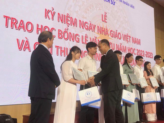 PGS. TS. Vũ Văn Quân, Trưởng khoa Lịch sử tặng quà Nhật Trân khi nhận Giải thưởng Sử học Đinh Xuân Lâm năm 2022.