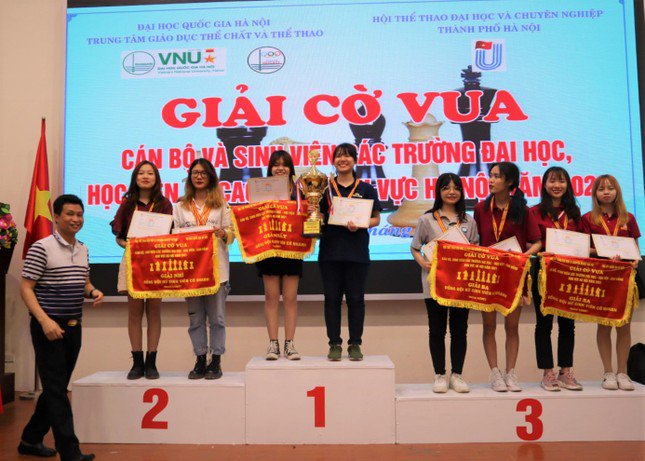 Nhật Trân lần đầu chạm tay vào chiếc cúp vô địch tại giải Cờ vua năm 2021.
